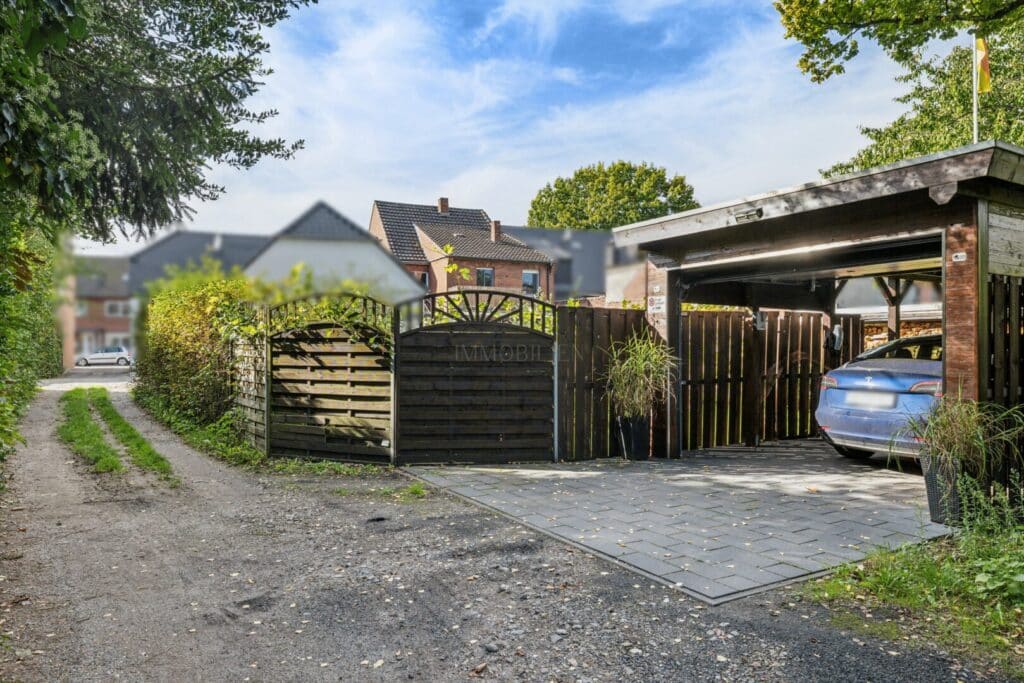 Carport und Zufahrt