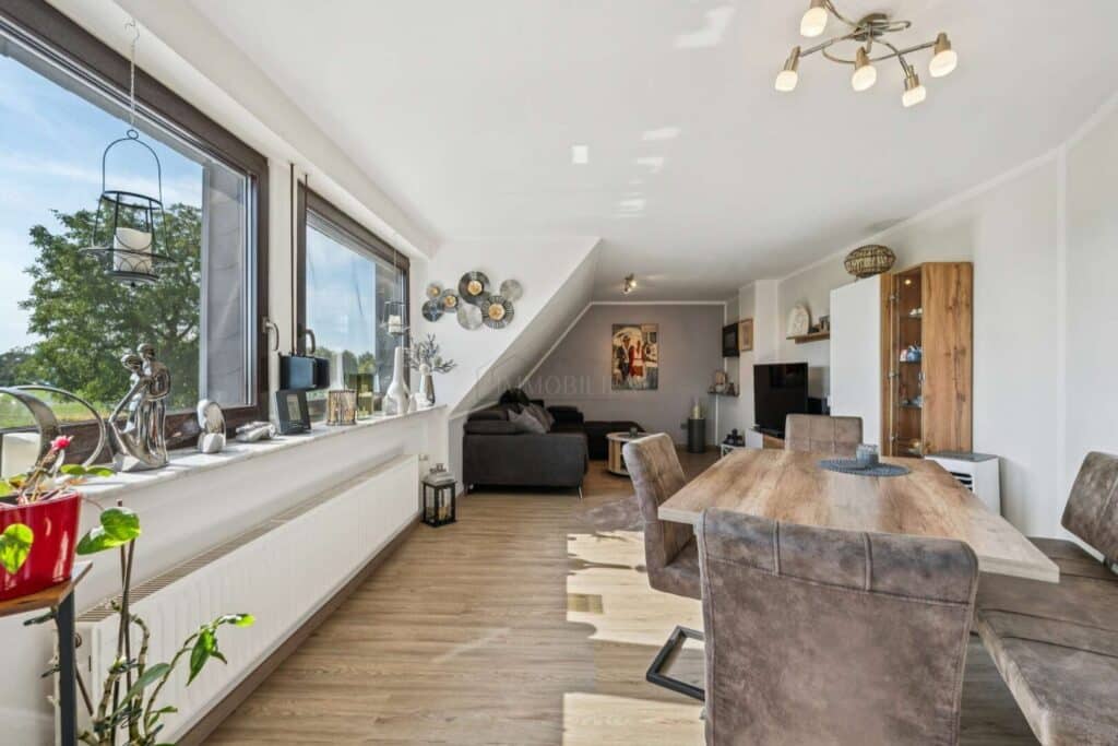 Wohnzimmer mit Essbereich